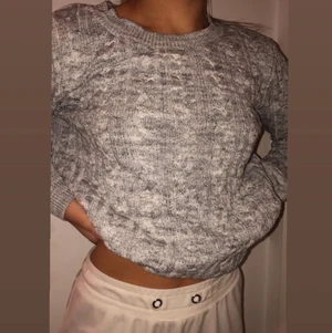 Stickad grå tröja  - Använt få tal gånger. Sticks inte alls. Skriv för intresse!❤️