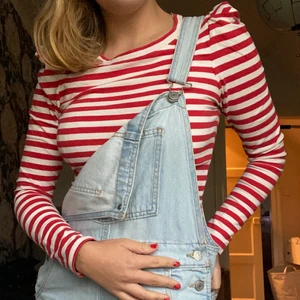 Jättesöt randig tröja, gratis frakt - Randig tröja från Gina tricot med små puffar på axlarna, oanvänd fint skick❤️frakten ingår i priset 