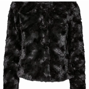 Jacka - Fluffig jacka, endast använd några gånger. Super bra till vintern eller hösten. Den är i storlek L men passar mig som har M/S super fint