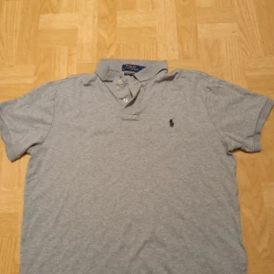 Ralph Lauren piké - En Ralph Lauren piké i storlek M men känns lite mindre än medium skulle jag säga.