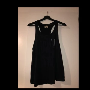 Hollister linne storlek M - Träningslinne från Hollister i storlek M. Väldigt litet hål i vänstra bandet. Använt skick. 