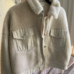 Zara jacka - Säljer denna supermysiga teddy jacka från zara! Den är i mycket bra skick, endast använd ett fåtal gånger❤️ supersnygg nu till hösten! 
