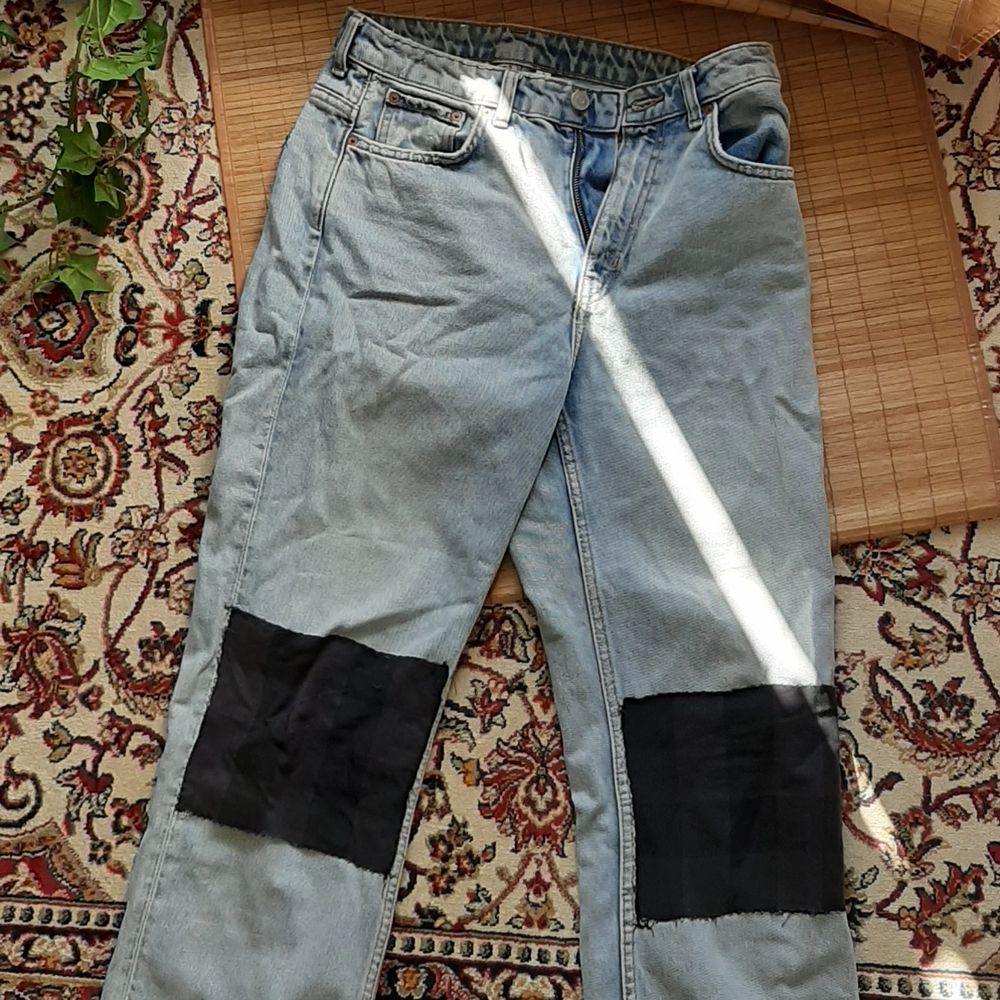 Köpt på secondhand och är knappt använda. Coolt lappade och lite 90s grunge vibes. Väldigt unika!. Jeans & Byxor.