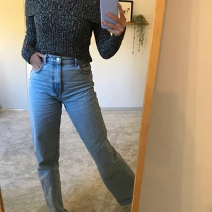 Stickad tröja från Kappahl  - Stickad off-shoulder tröja från Kappahl i storlek 158-164 men passar en lite mindre XS, nästan aldrig använd runt 2-3 gånger men kommer inte till användning mer eftersom den är för liten. En väldigt mysig tröja dock. Köparen står för frakten💝