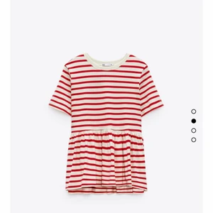 Trendig zara t-shirt  - Säljer nu en så fin trendig volang t-shirt❤️ säljer på grund av att den inte riktigt är min stil längre❤️ Den är använd ungefär 5 gånger❤️