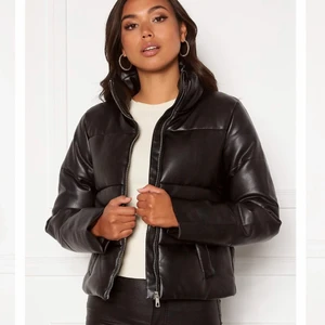 Vinterjacka - Säljer min helt nya och oanvända vinterjacka med lappar kvar, säljer då jag köpt en annan. Den är från Nelly och är superfin! Buda i kommentarerna eller privat till mig💕💕