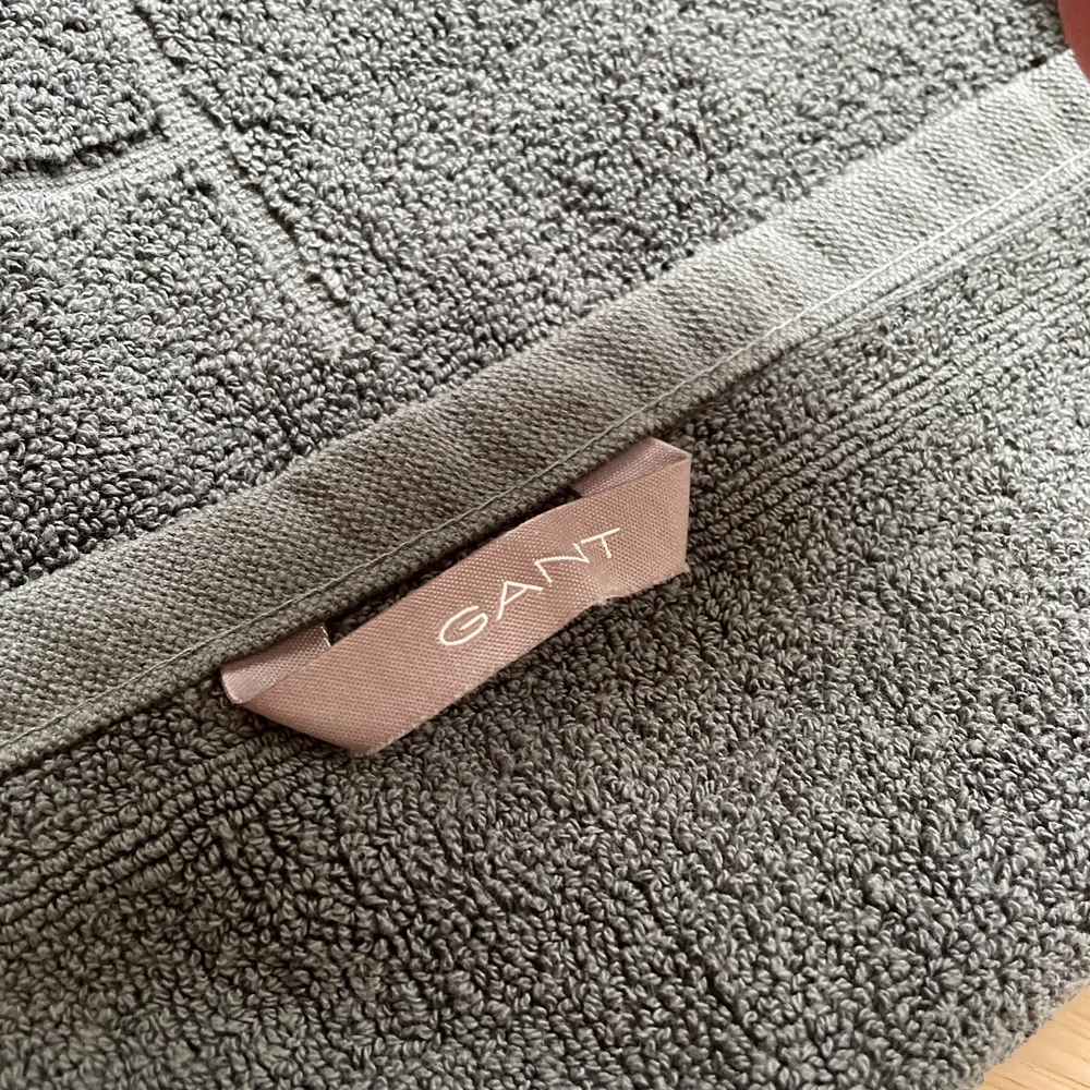 Handdukar och badrumsmatta från Gant i färgen mörkgrå. Säljs pga fel färg. . Övrigt.