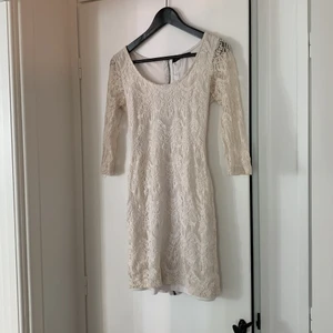 Cremefärgad spetsklänning - Fin spetklänning i en kortare modell. 