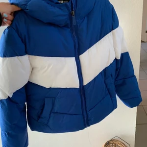 Jacka - Säljer denna skitcoola jacka! Är i storlek M men passar mig som är S och det får plats med tjocktröjor under💕