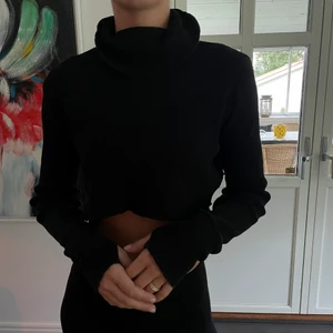 Fin stickad polotröja i en croppad model - Stickad tröja ifrån Nelly med en polokrage och i en croppad modell! 💙