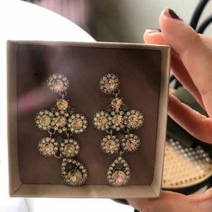 Lily & Rose örhängen  - Rosa Lilly and rose örhängen