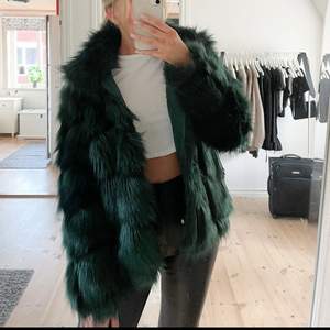 Grön faux fur jacka från Nelly i storlek 36. (Frakt tillkommer💜)