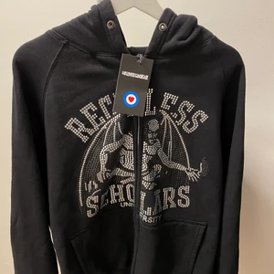 Reckless scholars  - Tja dags & sälja denna hoodie. Aldrig använd och inköpt för drygt 1 år sedan. Hör gärna av er om ni vill ha fler bilder. 