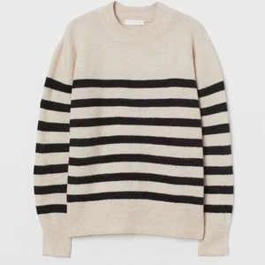 ⭐️HM RANDIG TRÖJA⭐️ - Lägger ut igen pga att jag beställde två i samma storlek.  Men säljer den här superfina och populära tröjan!! HELT OANVÄND⚡️💖⭐️KÖP DIREKT 260 kr! BUDA FRÅN 210 kr