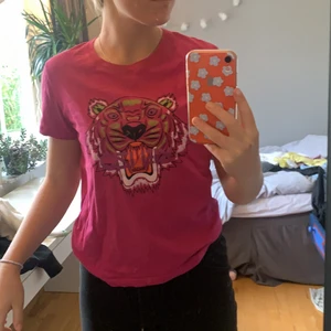 KENZO t-shirt i strl L - T-shirt i bra skick, cool färg, passar S-M, kanske L. Äkta kenzo, köpt på NK i Göteborg 