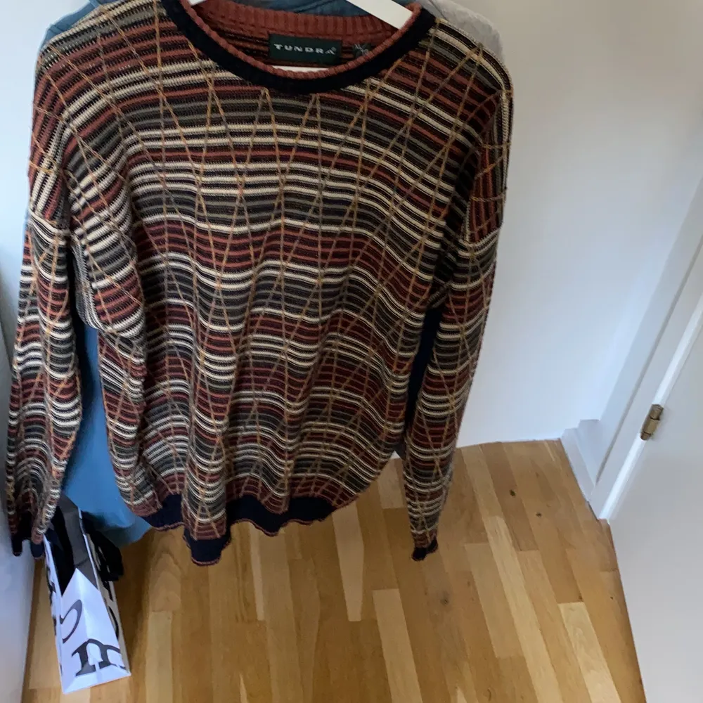 Tröja från Beyond Retro. Den är i fint skick och har aldrig använt den. Den är oversized på mig som vanligtvis är S/M. . Stickat.