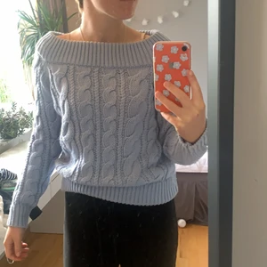 Stickad tröja från NA-KD i strl M - Knappt använd stickad tröja perfekt nu för hösten! Väldigt fin ljusblå färg. Går att dra ner så det blir en off-shoulder topp men även ha den som bilden visar. Passar S och M. Jag är S i vanliga fall 