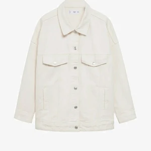 Jeansjacka - Offwhite jeansjacka från MANGO. Använd cirka 3 gånger så i väldigt bra skick. Skriv för fler bilder😃