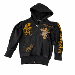 Supercool ed hardy, för barn eller hund! - OBS! Det är alltså en minitröja,  till hundar eller barn! I strl 86