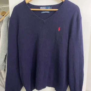 Ralp lauren tröja - En marinblå tröja från polo. Använd men fortfarande i fint skick. Stl L men funkar till M oxå. Säljer pga att den ej används något mer . Meddela för intresse :) 