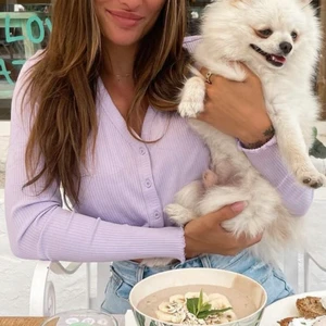 Nelly topp - Den lila tröjan som Antonija har på sig på bilden, använd 2 gånger endast.