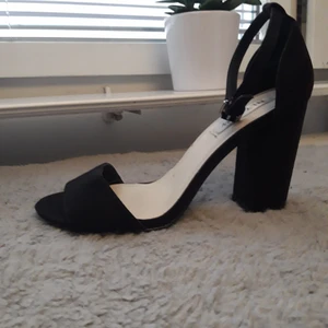 Svarta klackskor, Nelly  - 🌸 Säljer dessa svarta klackskor. 10 cm klackhöjd. Flitigt använda, är dock i ok skick 🌸