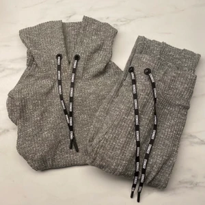 Stronger Cush Olive xs - Stronger cush byxa och tröja i nyskick. Endast använt ett par gånger. Storlek xs. Nypris 699+699. Säljer nu hela detta set för 400 kr. 