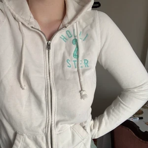 Vit hoodie - Fin hollister hoodie i mycket bra skick!! 