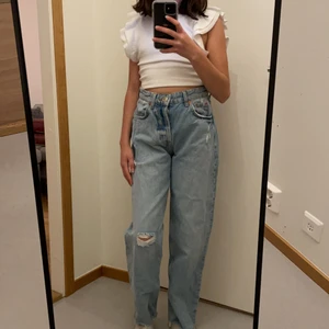 Jeans  - Snygga jeans med slitningar från pull and bear. Jeansen är i nyskick. Ord priset var ungefär 500kr. Säljer för 250kr om det inte blir budgivning. Frakt kostar 66kr.