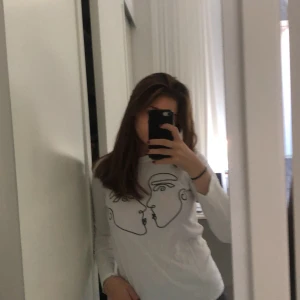 En jättecool tröja från reclaimed vintage  - En långärmad t shirt från reclamied vintage med ett ansikte på. Använt ett fåtal gånger 