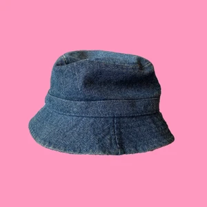 BUCKET HAT - Bucket hat i jeanstyg från monki💕