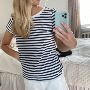 Randig T-shirt - Blå randig tshirt, knappt använd 🌼