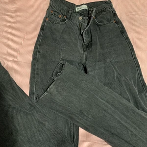 Utsålda jeans  - Mina favorit jeans från zara som nu är slutsålda. Höga i midjan, väldigt långa för mig som e 1.68. Skriv för fler bilder