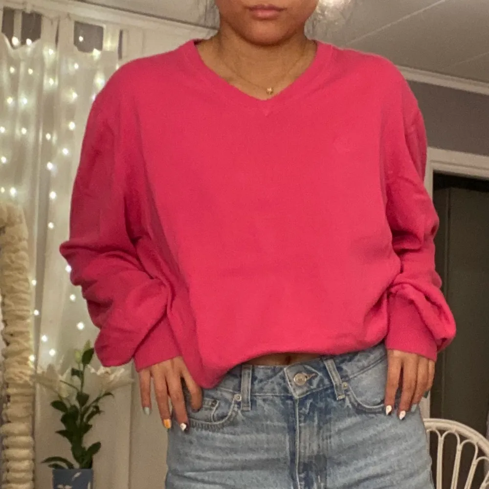 Extremt cool knall rosa tröja, vintage från märket Henri Lloyd. I stl XL men passar många stl beroende på hur man vill att den ska sitta! Som referens har jag stl 36-38. Nypris cirka 700kr!. Tröjor & Koftor.