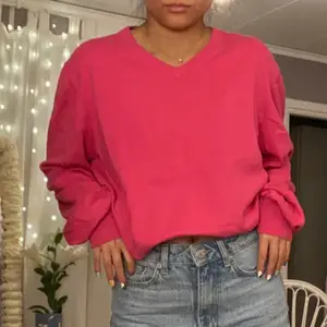 Extremt cool knall rosa tröja, vintage från märket Henri Lloyd. I stl XL men passar många stl beroende på hur man vill att den ska sitta! Som referens har jag stl 36-38. Nypris cirka 700kr!