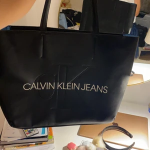 calvin klein väska - Säljer min väska från calvin klein då den inte kommer till användning och vill köp ny. säljer för 650 och köpare står för frakt. nyskick