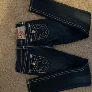 Superfina True Religion jeans som är helt oanvända. Säljer dessa oga att jag köpte fel storlek. Det är w26