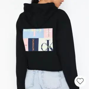 Säljer denna galet coola Calvin Klein hoodien med det coolaste trycket jag sett! Storlek M och är även lite croppad. Ordinarie pris ligger på 1100kr, hör av dig om du undrar något❤️