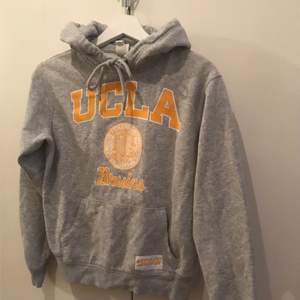 En grå UCLA hoodie som även är en colab med Hm. Tröjan är i storlek XS. Fraktar endast, priset är EJ inkl frakt.💞💞