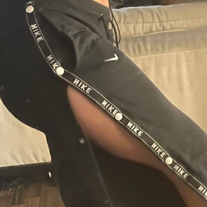 Nike mjukisbyxor  - Mjukisbyxor från Nike med knappar på sidorna, älskar dessa byxor men behöver pengarna. Lite lägre midja på dessa, jag är 165 och dom går ner till marken på mig med skor. Kontakta för fler frågor ❤️