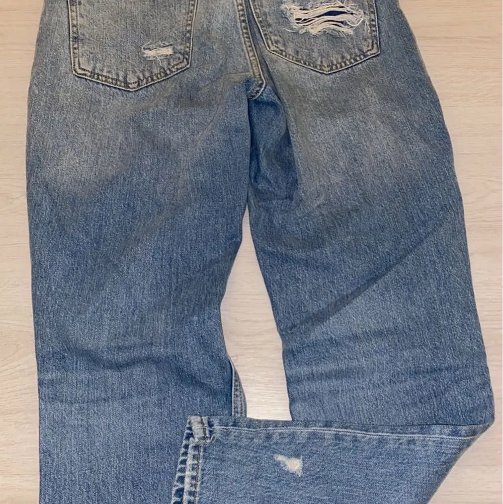 Snygga boyfriendjeans som sitter bra och är figurnära, använda kanske 1-2 gånger alltså är de i bra skick. Storlek 36. Köparen står för frakt!. Jeans & Byxor.