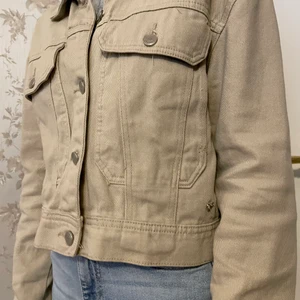 Beige jeansjacka  - Beige jeansjacka från Zalando, använd minst 10 gånger. Säljs för den ej kommer till användning. 