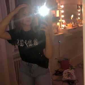 Straight jeans  - Säljer mina fina jeans för att dom inte kommer till andvändning, inte använda många gånger. Sitter superfint och skulle passa i längd på någon som är 160-165. Det är ribbat där nere som jag själv inte gjort. Ny pris är 550kr och säljer dessa för 270kr. Frakten står köparen för