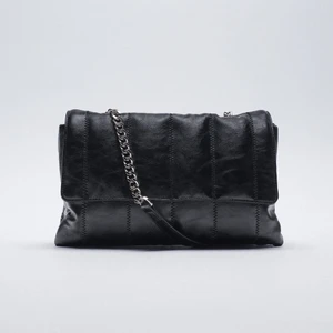 Zara väska - Axelväska ifrån zara. Bra skick🖤 går att köpa direkt för 300kr.