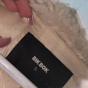 Jacka - Helt ny jacka använd endast 1 gång. Säljs för 500 kr. 