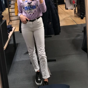 Jeans - Snygga vita jeans från Weekday i modellen case split! 🖤Använda ett fåtal gånger då dom är lite för korta för min del! Jag är 173 och byxorna är i storlek 24🖤 Nyprid 599kr!!