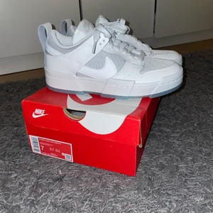 Nike low dunk - Nike dunk low dispurt🌟 helt oanvända, säljer pga av att de var lite för små! Skriv för fler bilder 
