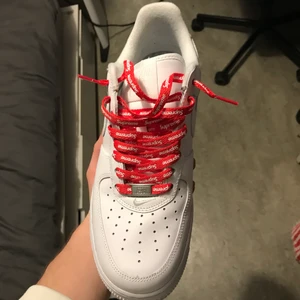 Supreme Air Force 1  - Supreme air force 1 köpta från restocks.net,          skick: 9/10, äkta såklart och kommer med originalkartong och standard vita skosnören också
