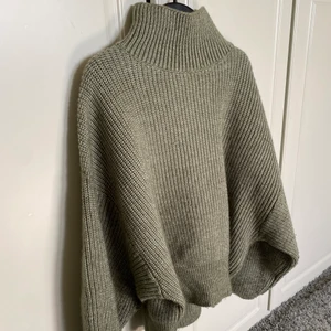 Stickad tröja - Säljer denna superfina och sköna stickade tröjan från hm! Är endast använd ett fåtal gånger. Är grå/grön och i storlek s