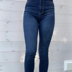 Stretchiga skinny jeans från NA-KD. De är uppsydda, så hör av dig vid frågor om mått💕